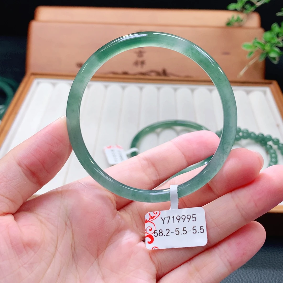 翡翠手镯（圆镯）未镶嵌