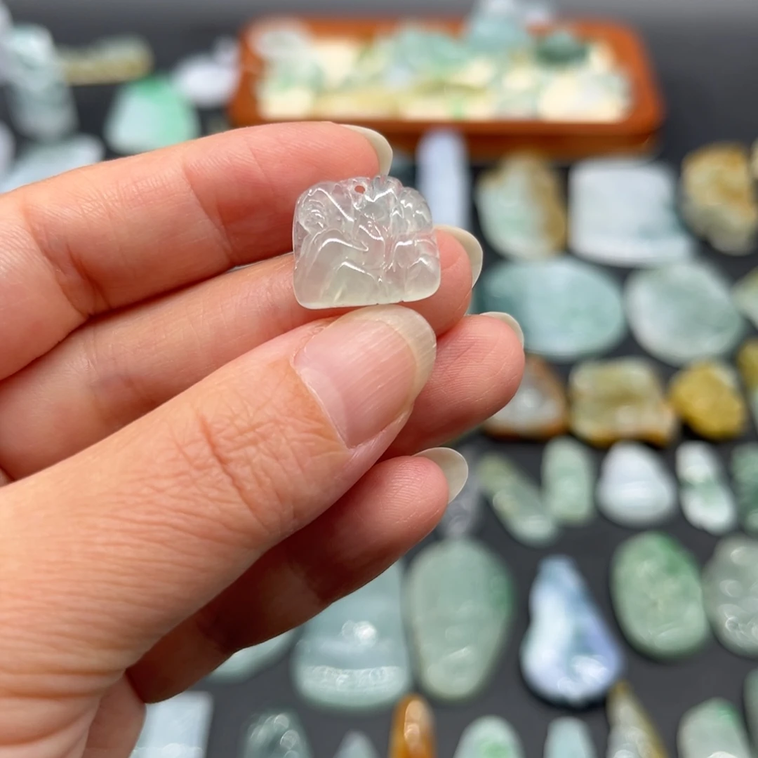 翡翠未镶嵌颈饰山水