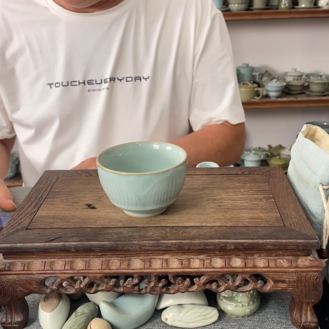 瓷片天青釉雕刻莲花杯