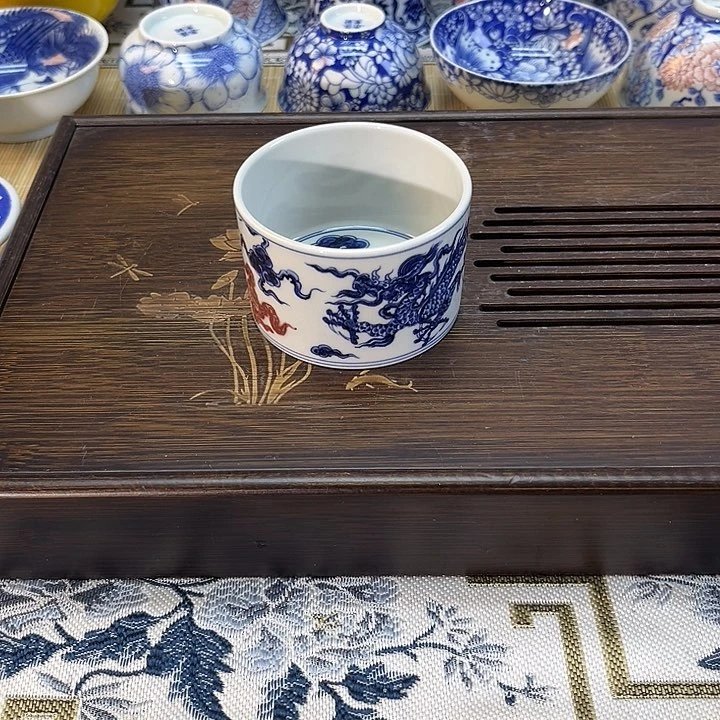 仿明青花釉里红穿云龙容天杯