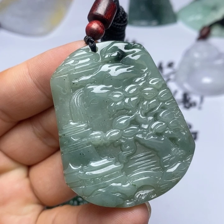 颈饰未镶嵌翡翠大****?翡翠