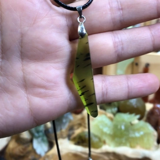 未镶嵌蛇纹石玉颈饰