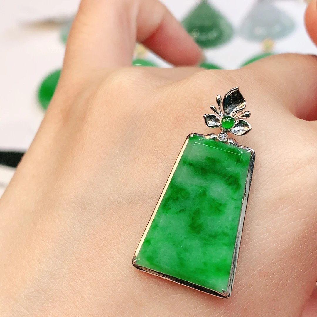 翡翠18K金镶嵌颈饰