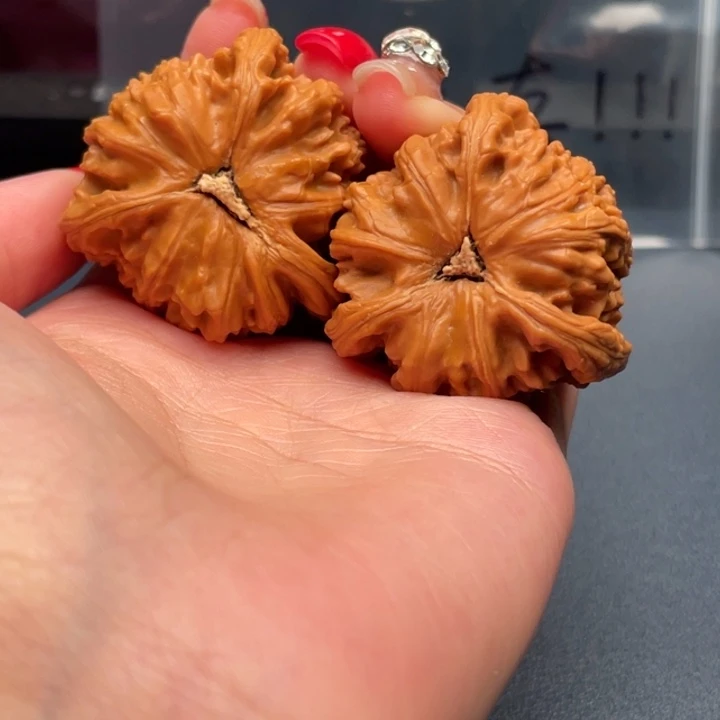 独***…文玩核桃吊坠白狮子