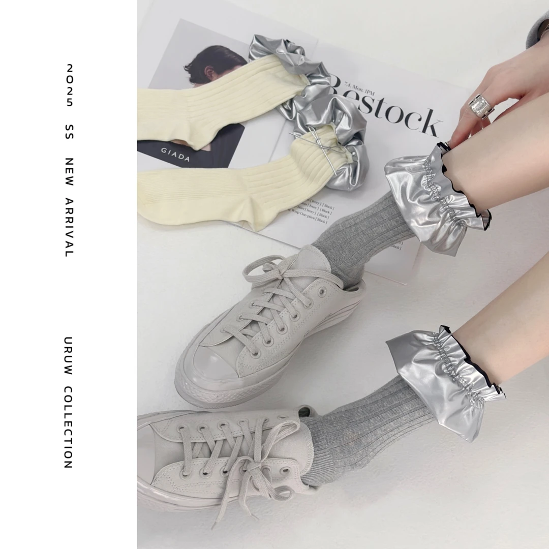 【现货】时尚银色皮质木耳边拼接中筒袜女5033