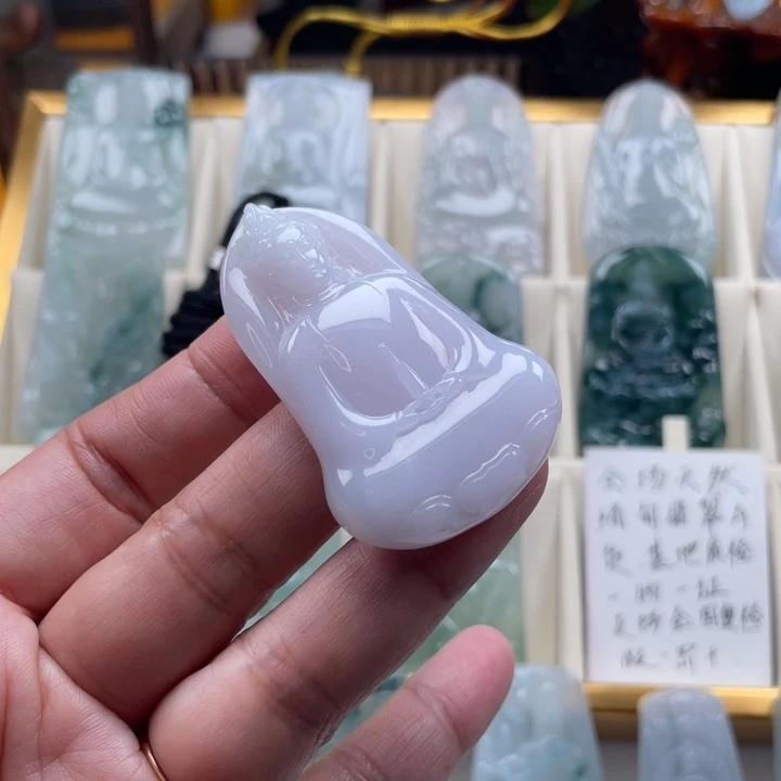 翡翠未镶嵌颈饰观音