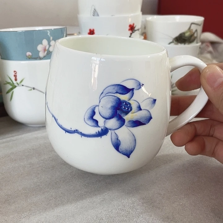 手绘荷花杯。