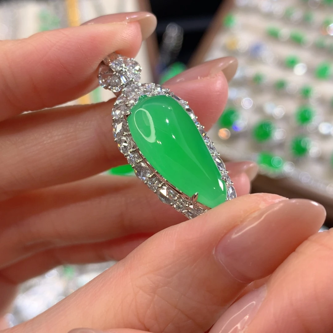 翡翠18K金镶嵌颈饰福瓜