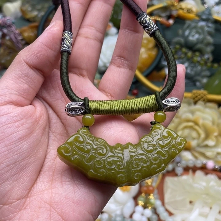 蛇纹石玉吊坠合金