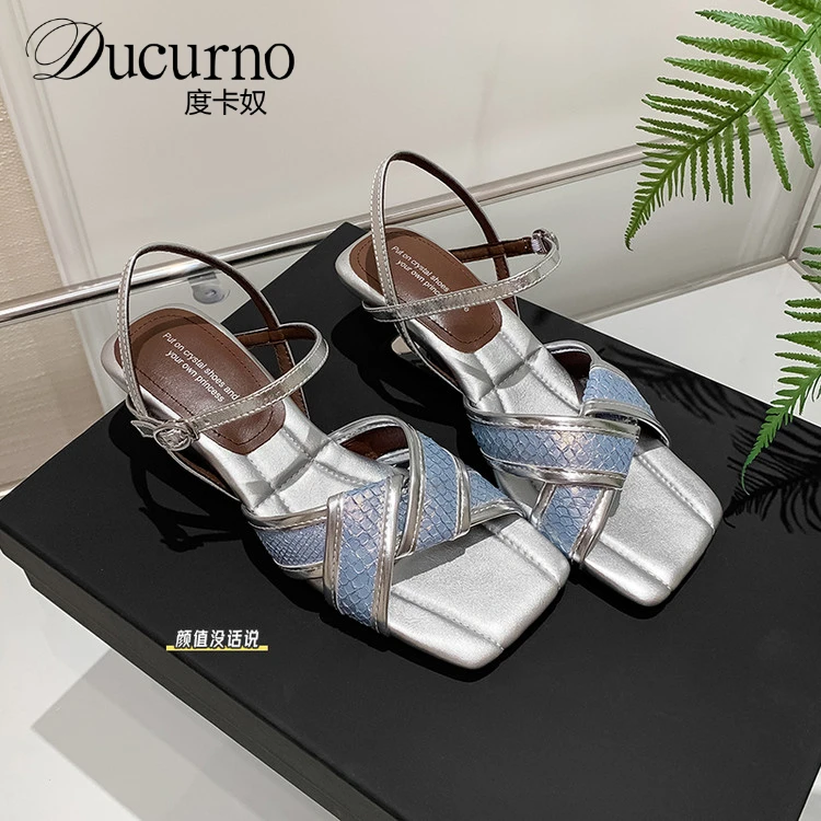DUCURNO名媛风轻奢方头露趾凉鞋女2025新款一字带鱼皮坡跟高跟鞋