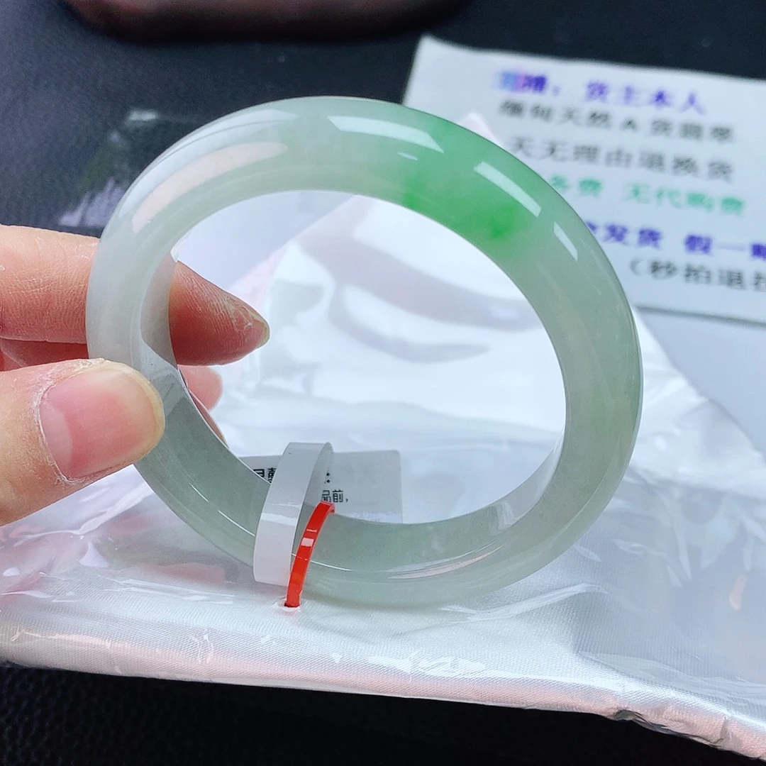 翡翠手镯未镶嵌54圈