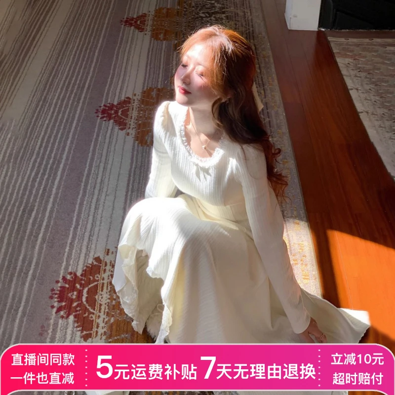 法式气质温柔风U领收腰针织白色连衣裙子女秋冬2026新款内搭长裙