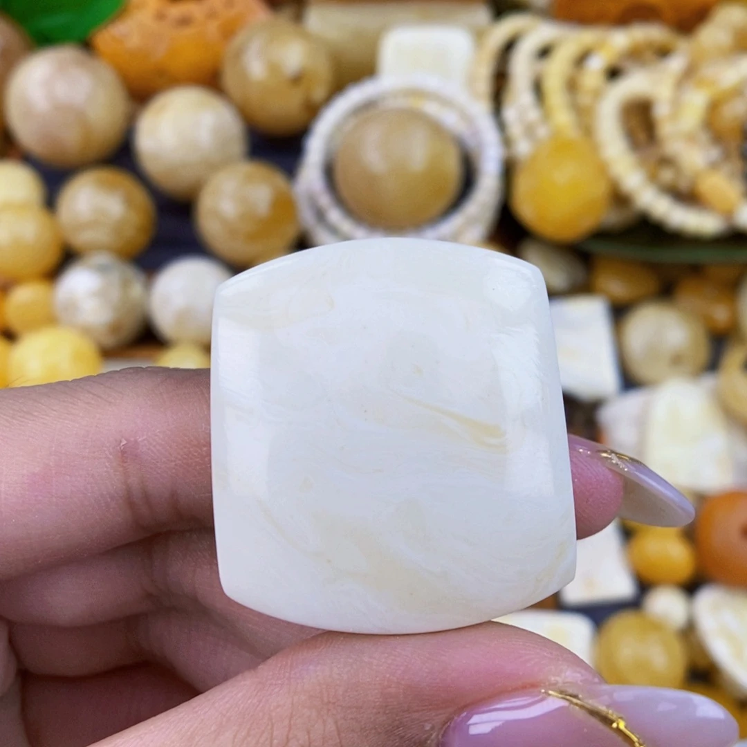 未镶嵌琥珀珠宝奇石