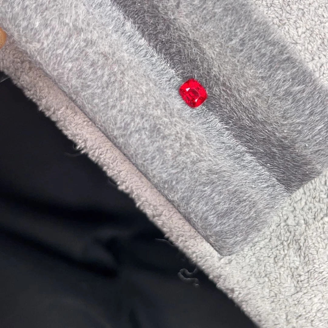 尖晶石裸石未镶嵌0.43Ct。