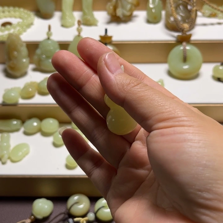 稳***福和田玉未镶嵌颈饰