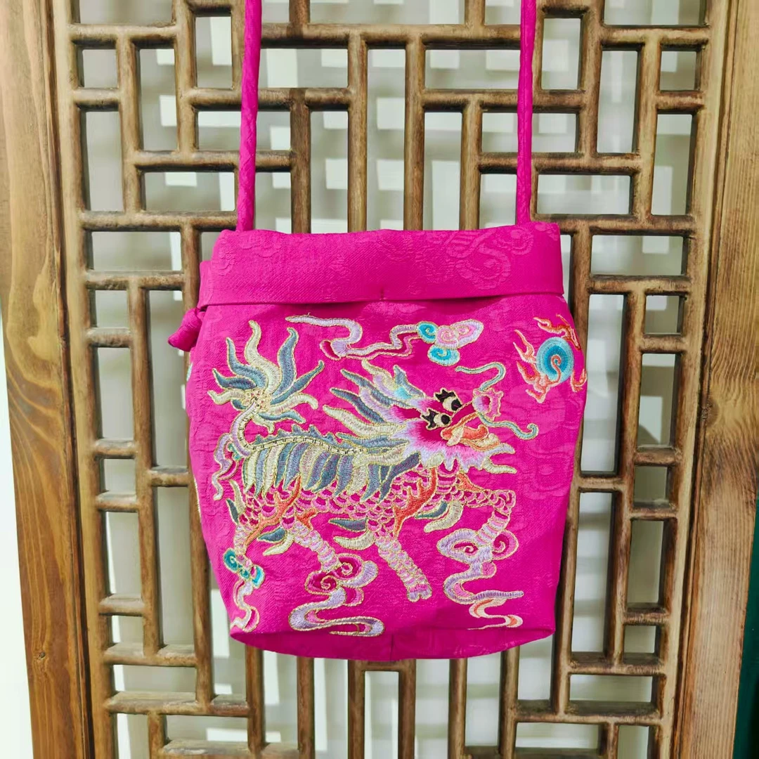 （LB008-26）凤徕兮私人定制玫紫色福禄底粉麒麟刺绣系绳肩带包包