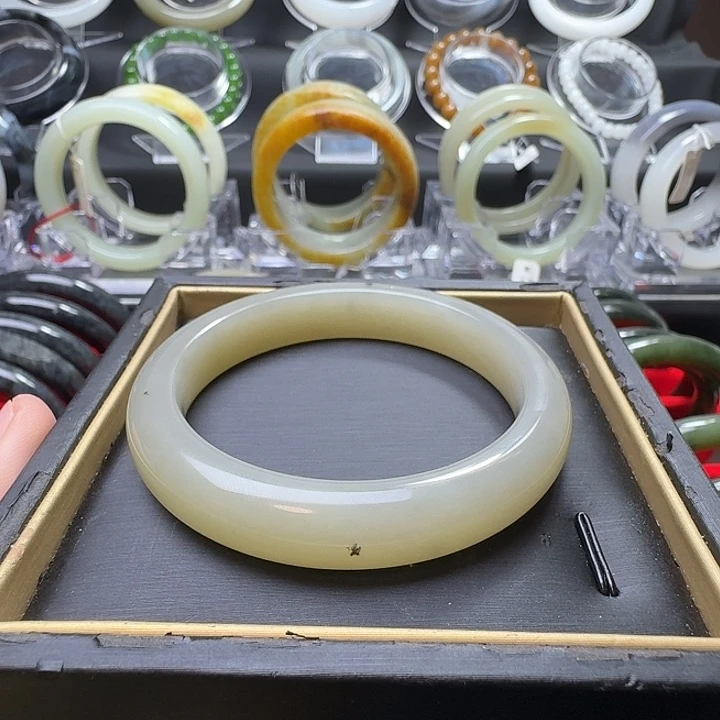 和田玉未镶嵌手镯