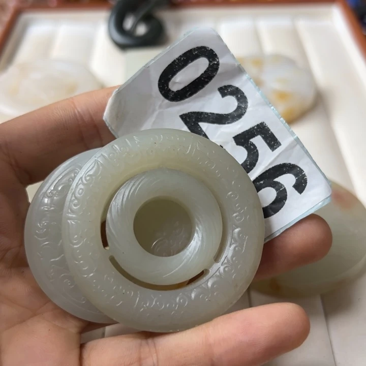 C***集和田玉（糖玉）未镶嵌颈饰