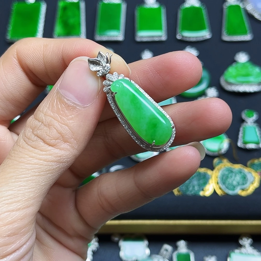 翡翠18K金镶嵌颈饰