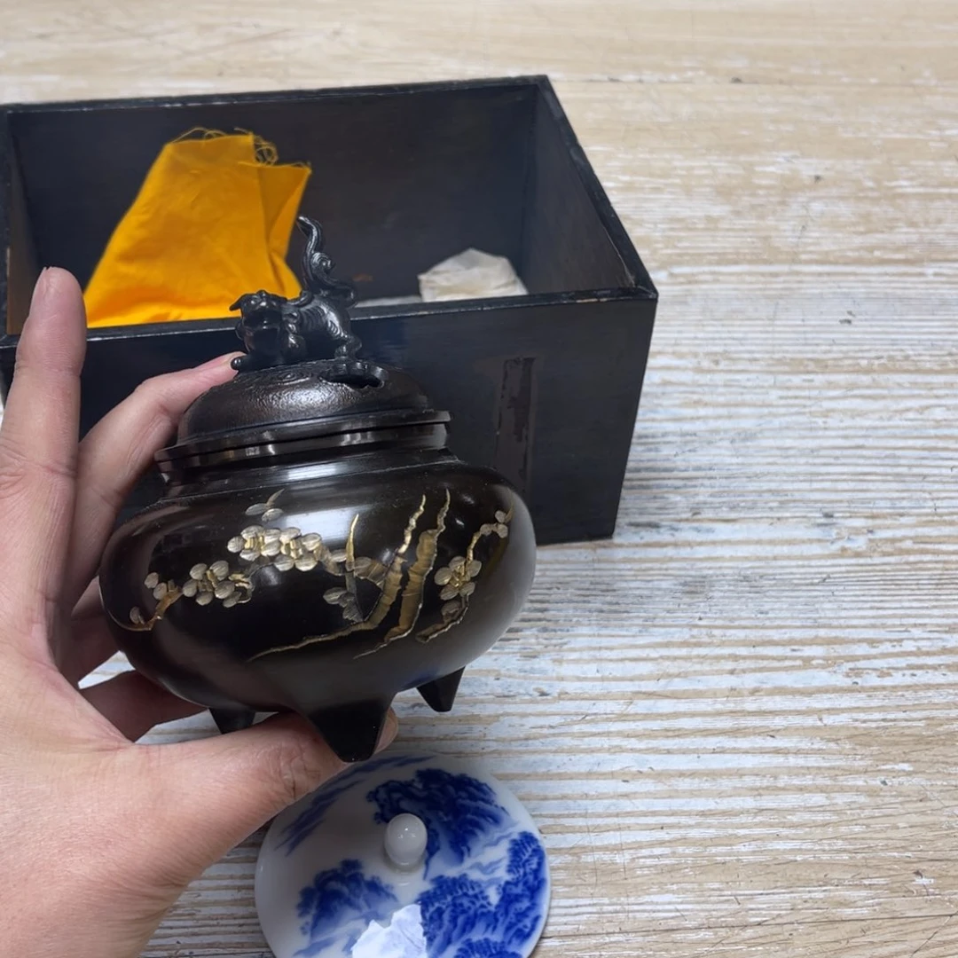 瓷片密密麻麻地排列着一个