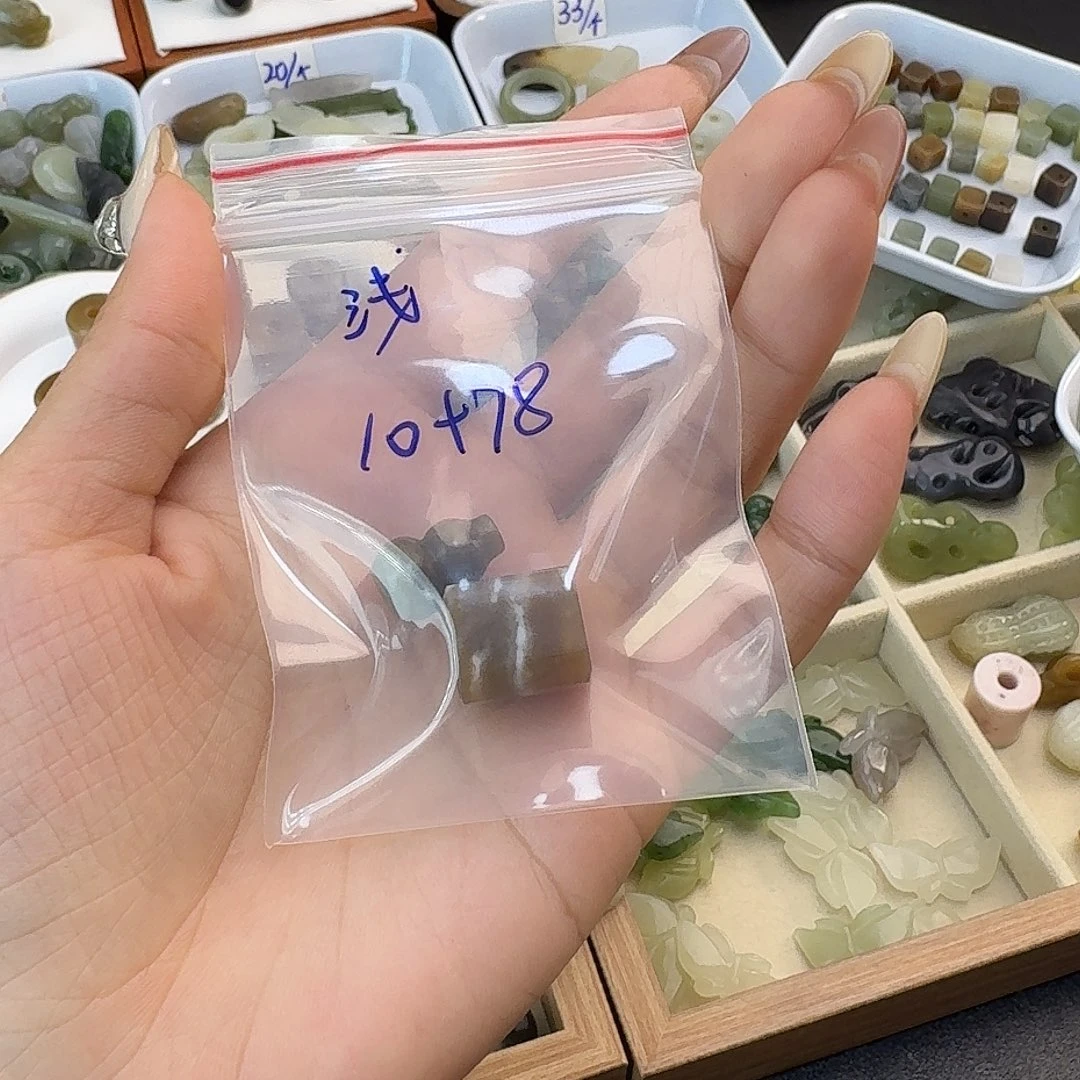 浅****颈饰未镶嵌和田玉