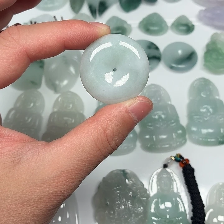 翡翠未镶嵌颈饰平安扣