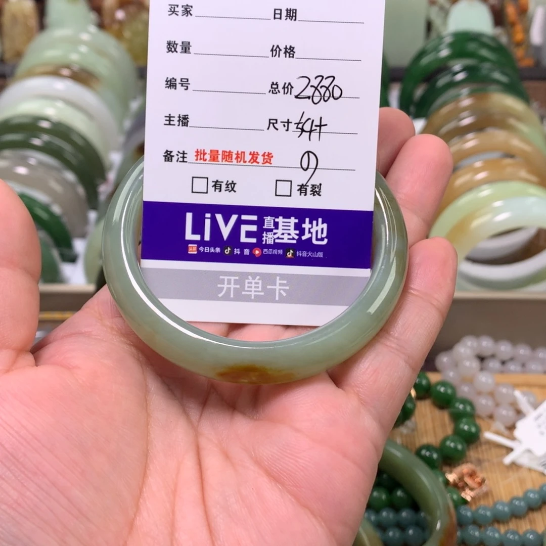 海***姐和田玉手镯未镶嵌