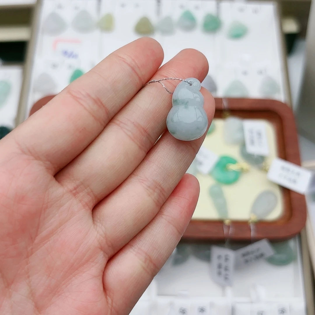 翡翠颈饰未镶嵌葫芦