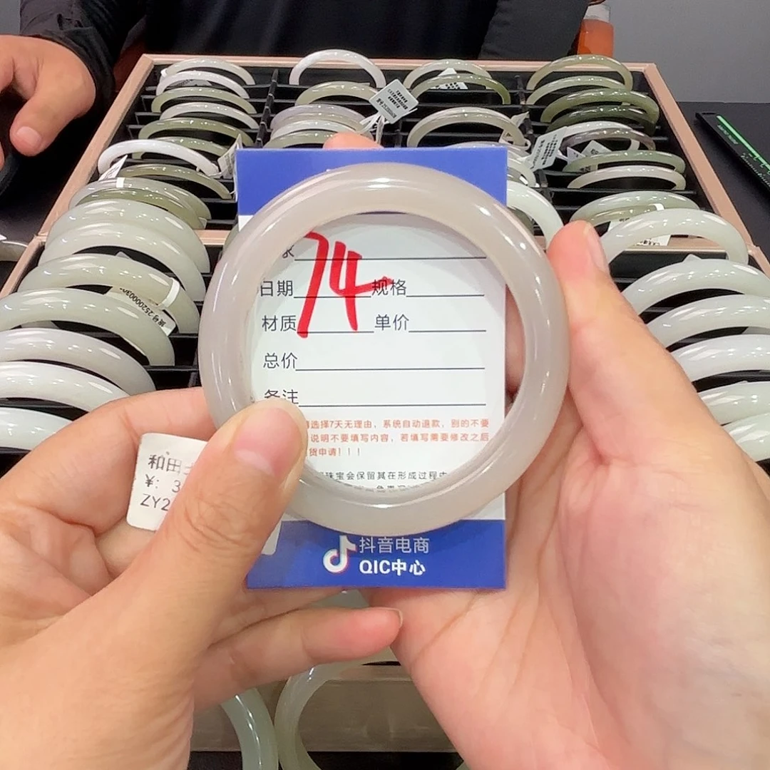 和田玉手镯未镶嵌E****_