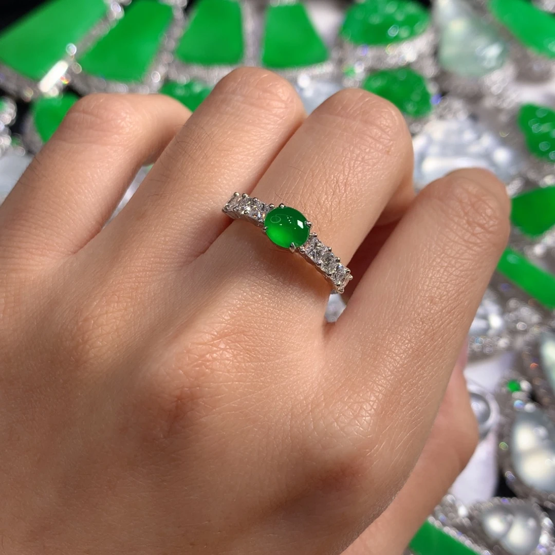 翡翠18K金镶嵌颈饰蛋面戒指