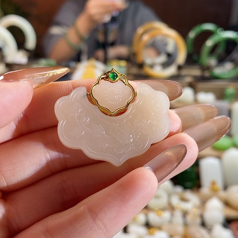 【闪购商品】和田玉吊坠18K金镶嵌