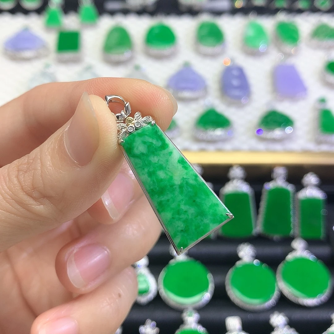 颈饰18K金镶嵌翡翠吊坠