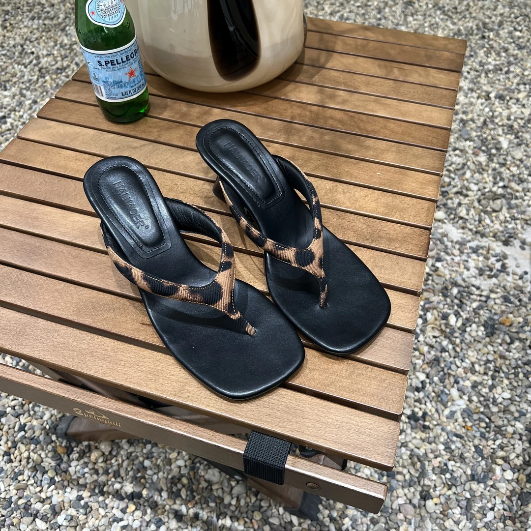 法式凉拖夹脚人字拖鞋仙女鞋外穿2025新款简约夹趾高跟坡跟凉鞋女