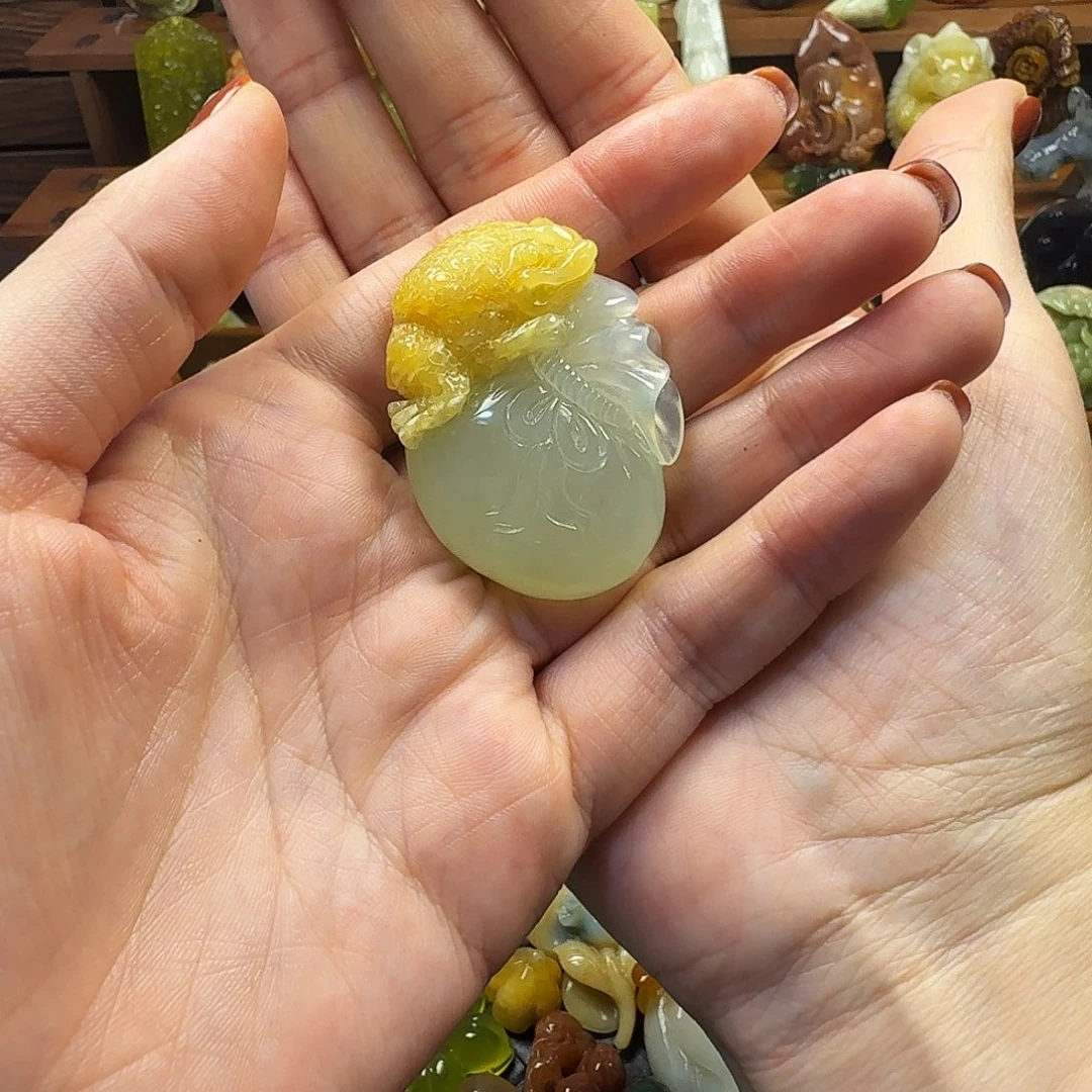 加***林蛇纹石玉未镶嵌颈饰