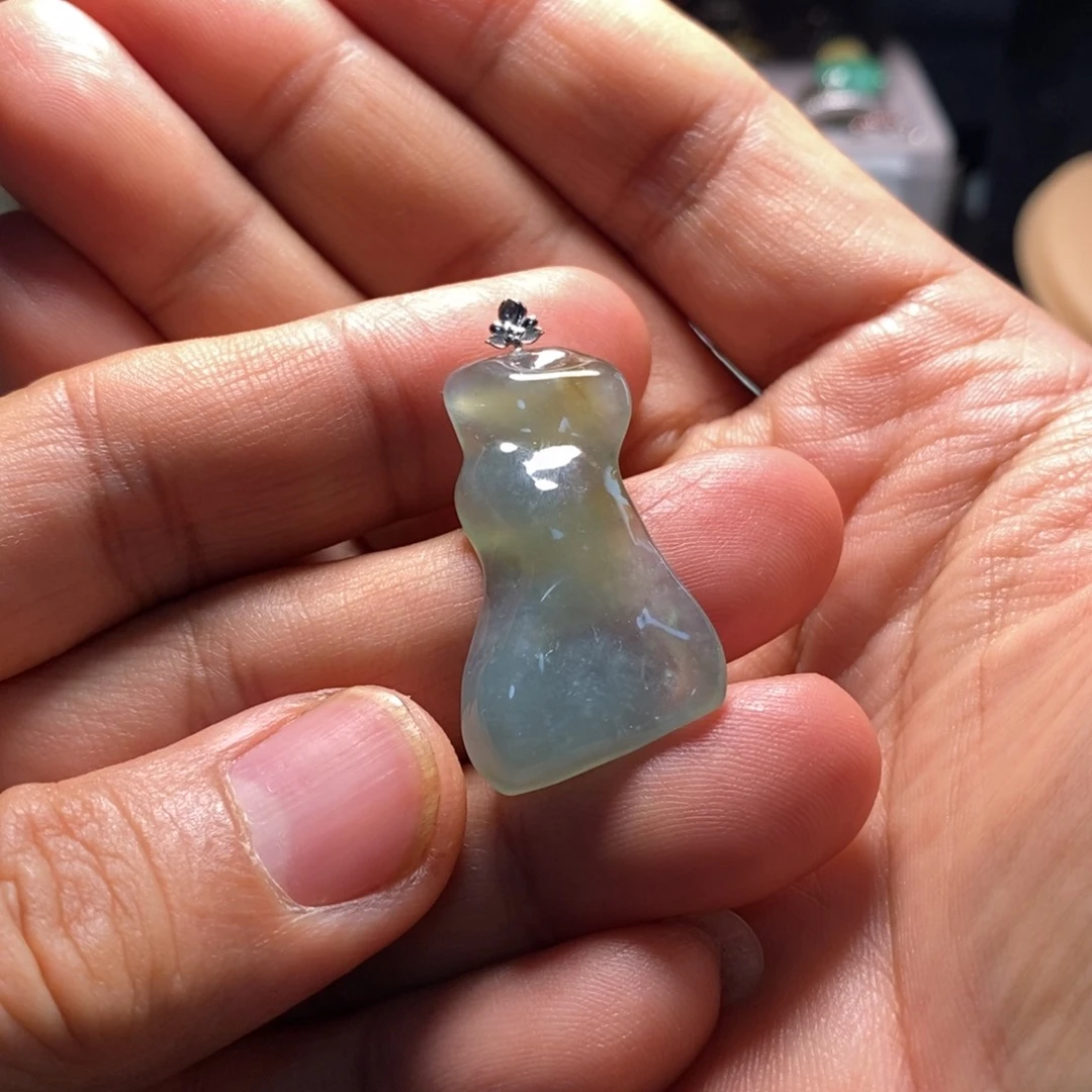 芜****翡翠未镶嵌颈饰天然缅甸翡翠A货随形吊坠