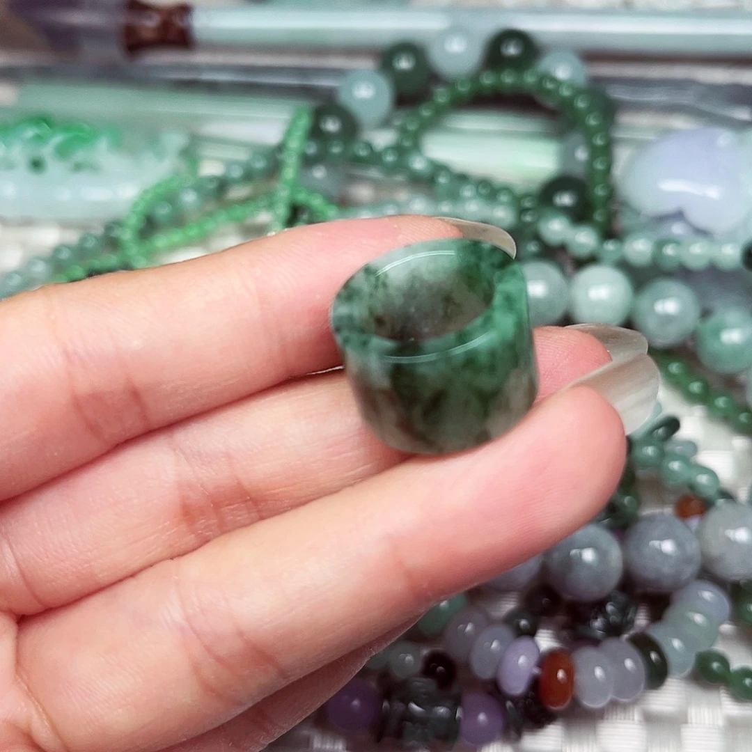 翡翠挂件未镶嵌翡翠