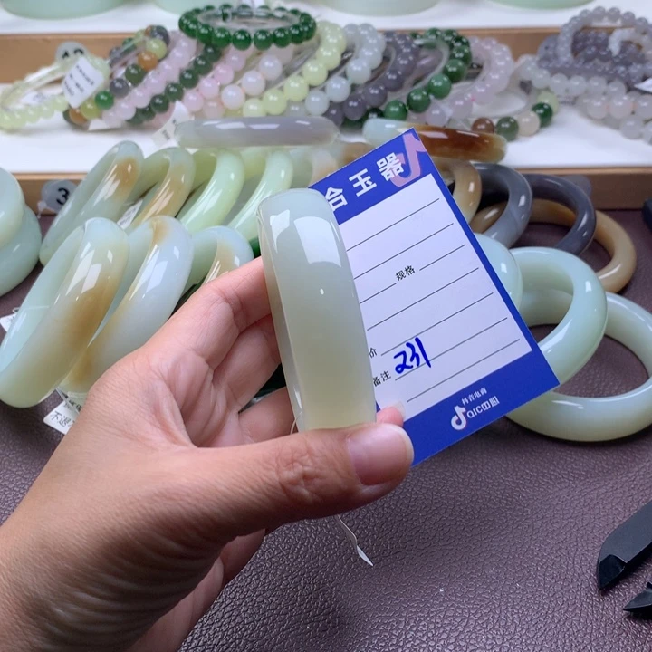 和田玉未镶嵌手镯