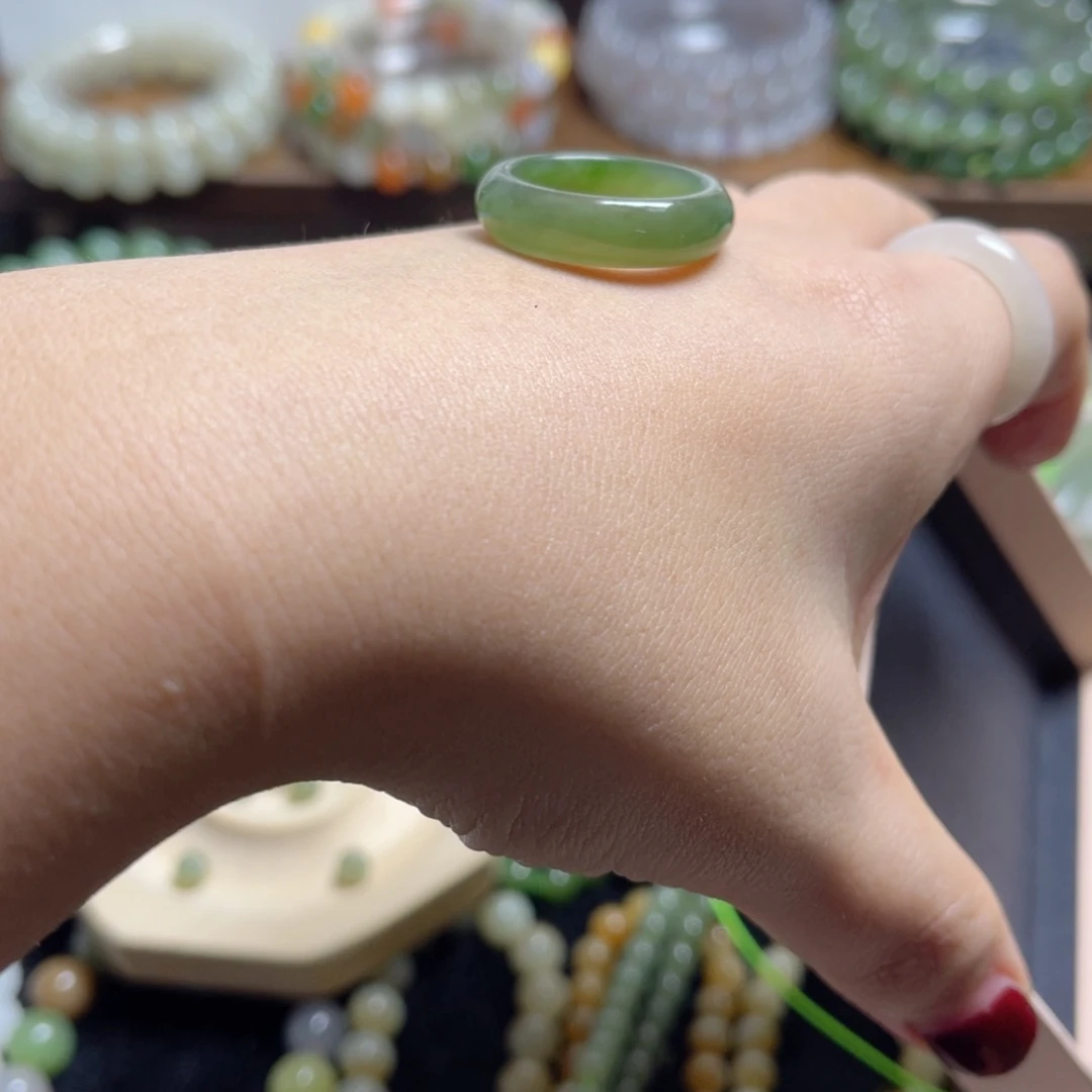 和田玉戒指未镶嵌凝****?