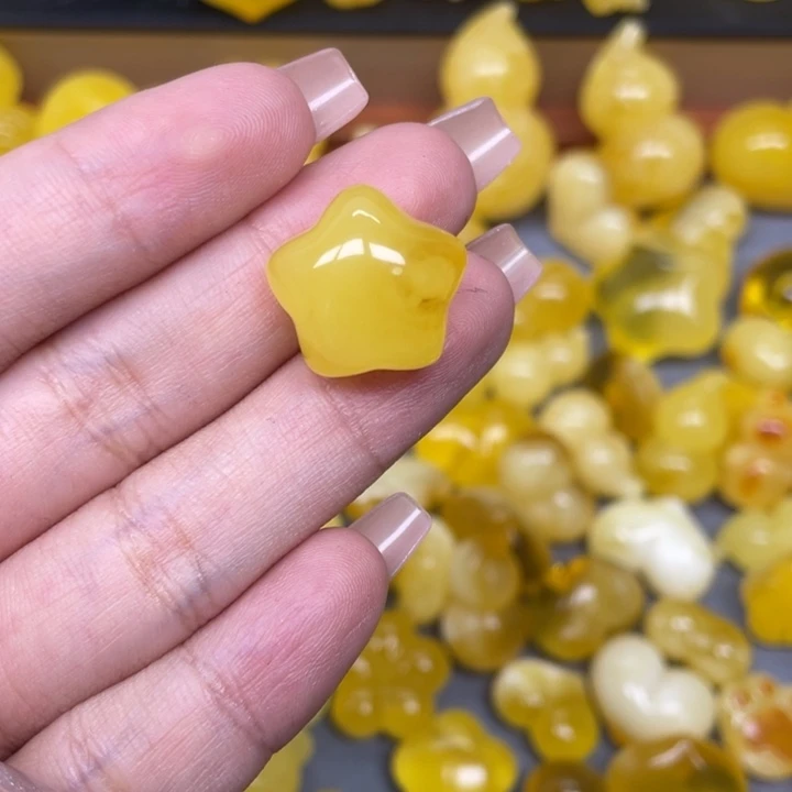 人***头琥珀未镶嵌珠宝奇石