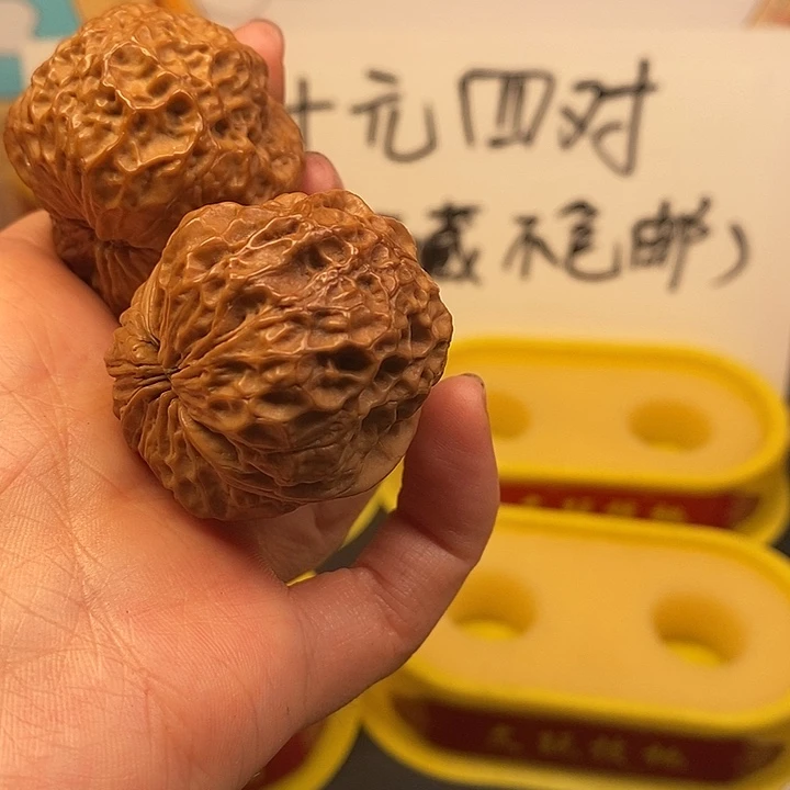 文玩核桃吊坠我在外面吃饭呢