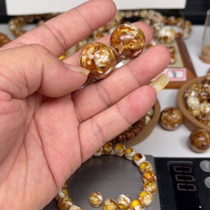 2***T未镶嵌琥珀裸石83号