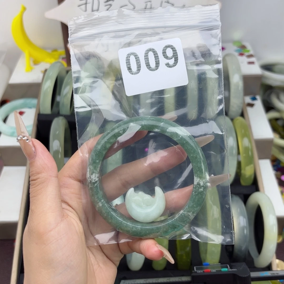 蛇纹石玉未镶嵌手镯第***人