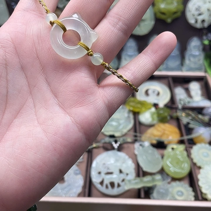 未镶嵌岫玉吊坠(赠链)