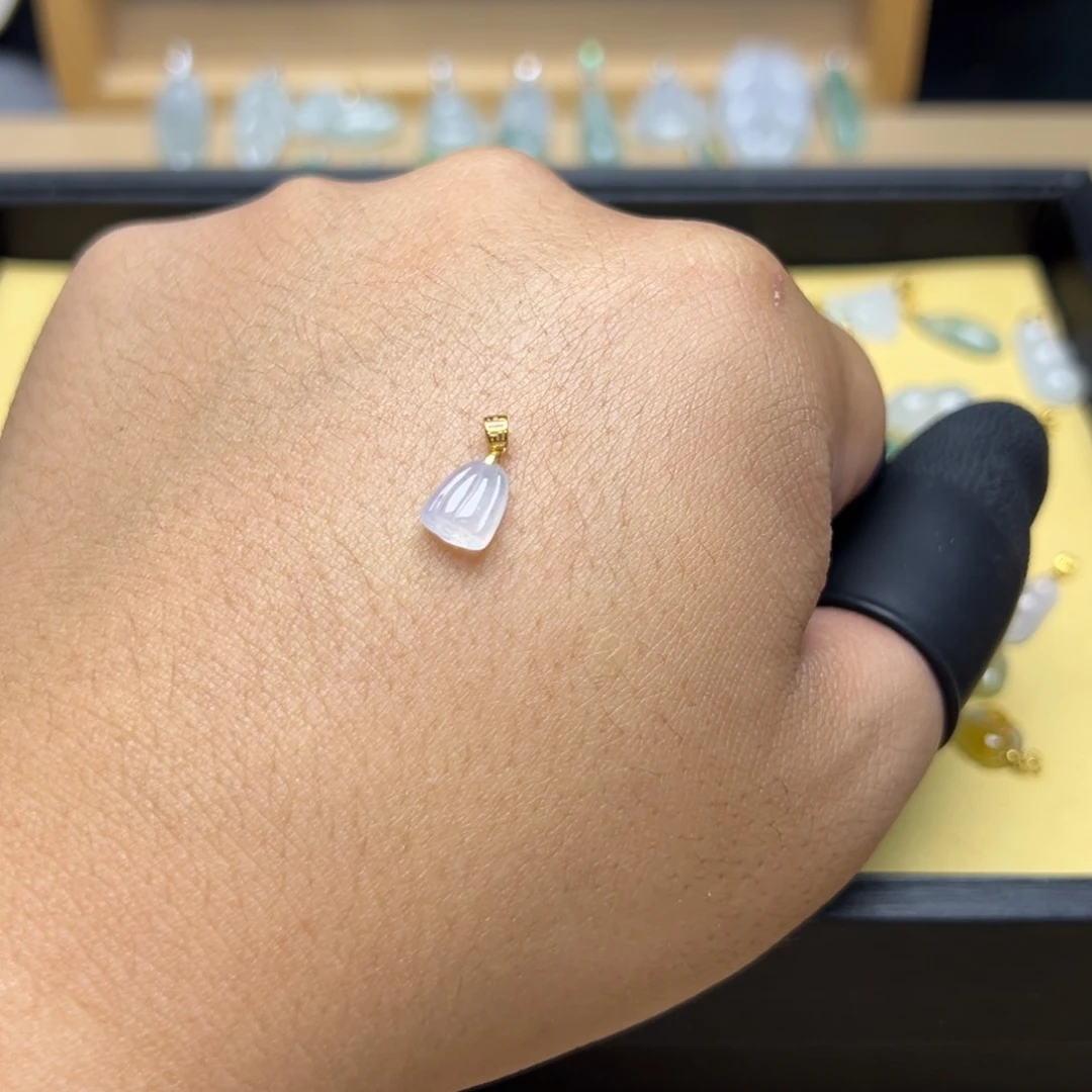 翡翠18K金镶嵌颈饰莲蓬