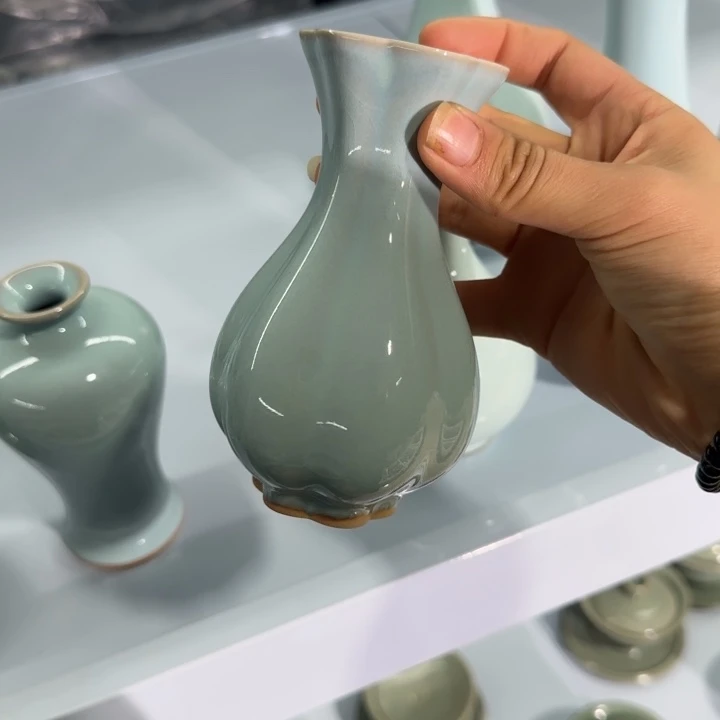 微瑕天青小海棠瓶