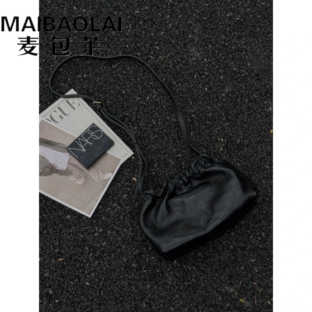 麦包莱极简复古文艺云朵小黑包小众高级感手工抓褶植鞣皮斜挎小包