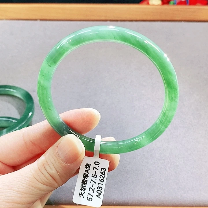 翡翠未镶嵌手镯（圆镯）