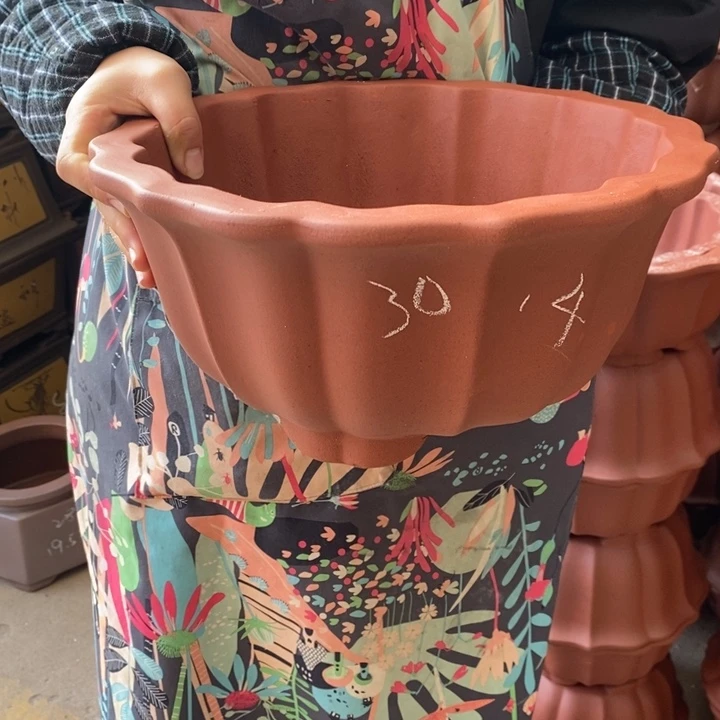 紫砂花盆只顾在床底下