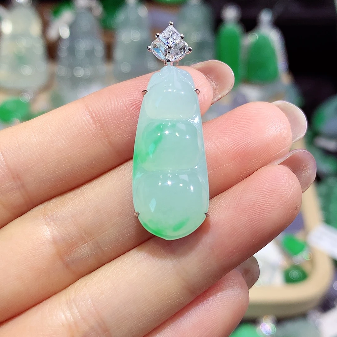 翡翠18K金镶嵌颈饰豆