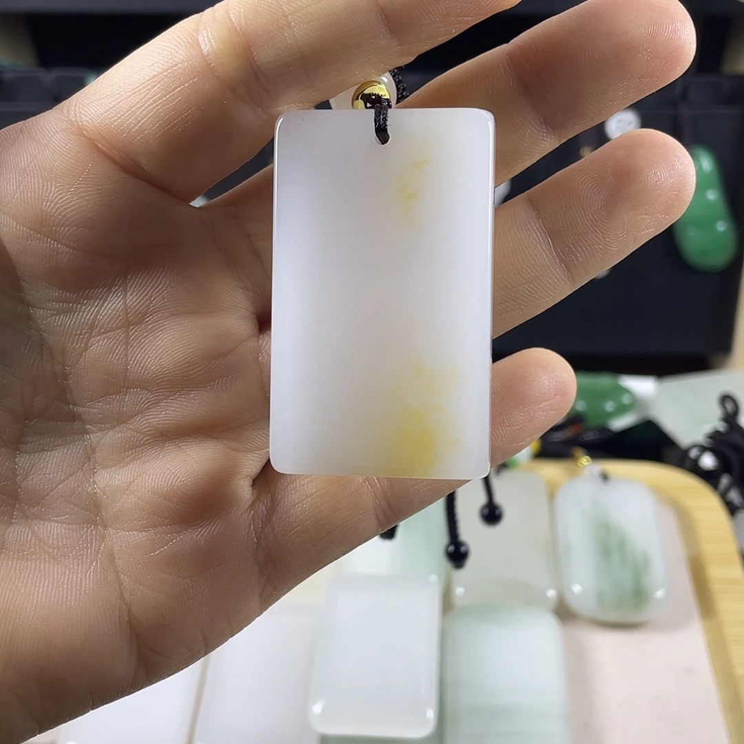 石英质玉（金丝玉）未镶嵌颈饰